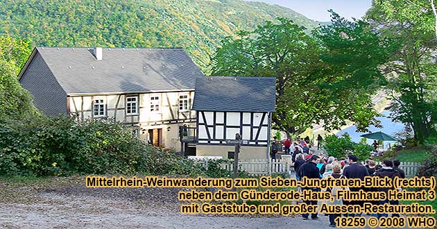 Weinwanderung zum Sieben-Jungfrauen-Blick neben dem Gnderrode-Haus beim Mittelrhein-Weinwandertag bei Oberwesel am Rhein. Gaststube und groe Auen-Restauration.