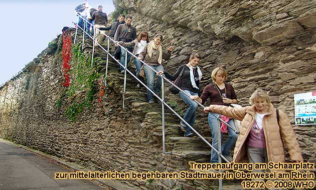 Treppenaufgang am Schaarplatz zur mittelalterlichen begehbaren Stadtmauer in Oberwesel am Rhein.