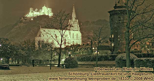 Oberwesel am Rhein im Winter. Schnburg, Liebfrauenkirche und Haagsturm.