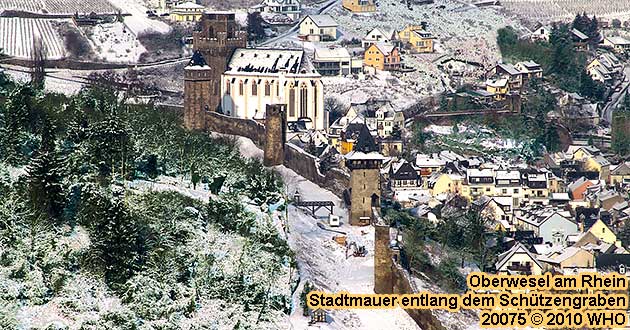 Oberwesel am Rhein. Stadtmauer entlang dem Schtzengraben.